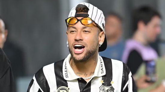 Com a presença de Neymar e Rodrygo, Santos derrota o Deportivo Cuenca e avança na competição - Foto: Jota Erre/AGIF
