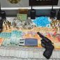 A polícia apreendeu R$ 5.500,00 em dinheiro, celulares e rádios comunicadores durante a operação contra o tráfico no bairro Fabril - Foto: Divulgação/ Polícia Civil
