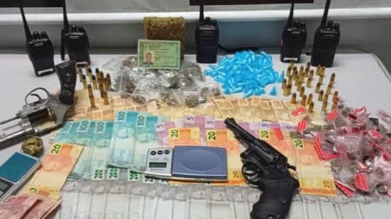 A polícia apreendeu R$ 5.500,00 em dinheiro, celulares e rádios comunicadores durante a operação contra o tráfico no bairro Fabril - Foto: Divulgação/ Polícia Civil