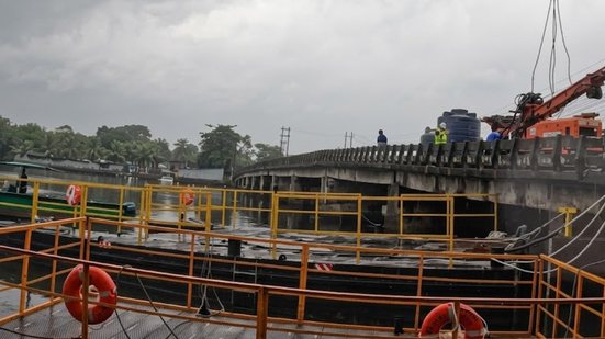 Com balsa flutuante, fundação de ponte na rodovia Caminho do Mar passa por modernização - Imagem: Reprodução