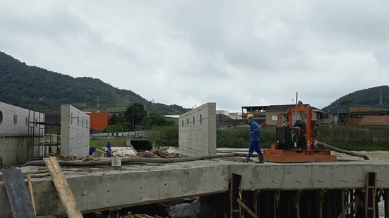 Com estruturas de contenção e tecnologia inovadora, a obra visa combater alagamentos e melhorar a infraestrutura urbana - Foto: Divulgação/ Prefeitura de Guarujá