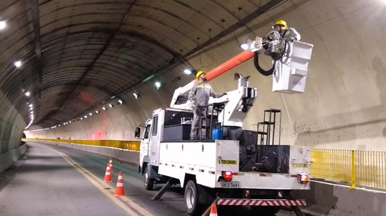 Serviços de iluminação pública exigem interdição total do túnel, com previsão de liberação às 5h da manhã para minimizar transtornos - Foto: Divulgação/ Prefeitura de Guarujá