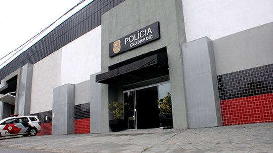 PM faz cerco em condomínio no litoral e descobre arma oculta em vaso de planta - Imagem: Divulgação