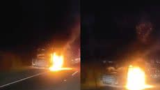 Incêndio na madrugada desta quinta (28) causou perda total em carros e motos em Cajati - Foto: Reprodução