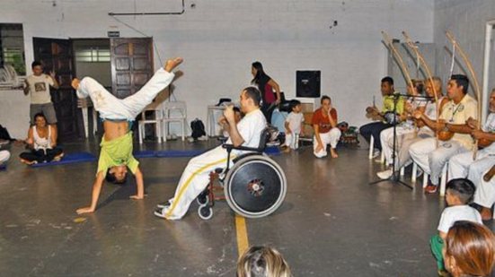 Com mais de 30 anos de atuação, o projeto adapta técnicas de capoeira para pessoas com deficiências, celebrando a diversidade cultural - Foto: Reprodução