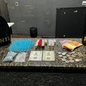 Uma ronda da ROMU em São Vicente leva à prisão de três rapazes e à apreensão de drogas e dinheiro em operação noturna - Foto: Divulgação/ Prefeitura de São Vicente