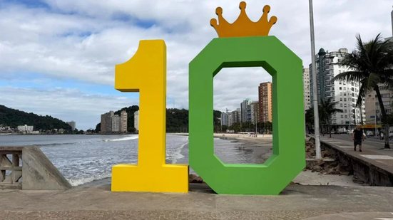 O famoso monumento do '10 coroado' agora exibe as cores da Seleção Brasileira - Imagem: Divulgação