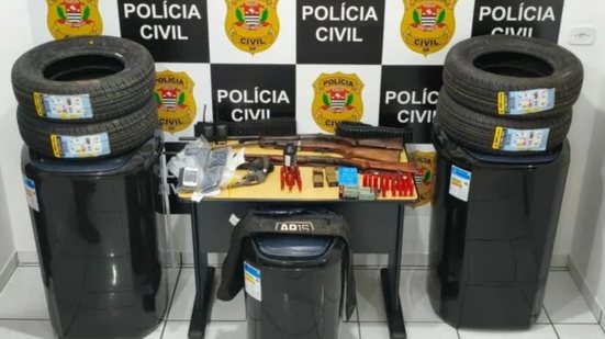Investigação de um mês culmina em prisões de dois homens e apreensão de mercadorias roubadas e arsenal - Foto: Divulgação/ Polícia Civil