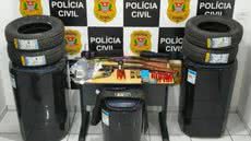 Investigação de um mês culmina em prisões de dois homens e apreensão de mercadorias roubadas e arsenal - Foto: Divulgação/ Polícia Civil