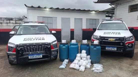 Após confronto, PM encontra 22 quilos de entorpecentes em tonéis plásticos enterrados em Bertioga, SP - Foto: Divulgação/ Polícia Militar