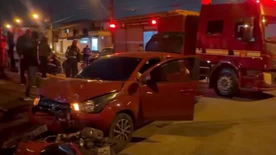 Motociclista é socorrido pelo Samu após forte colisão na Área Continental - Imagem: Reprodução