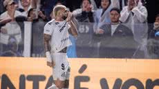 Atacante do Santos alcança marca histórica e é único ativo no ranking dos 10 maiores artilheiros - Foto: Raul Baretta / Santos FC