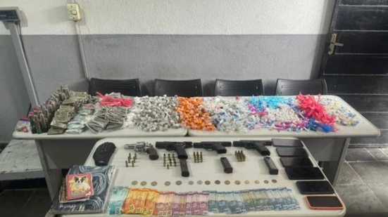 Ação policial em Guarujá leva à prisão de dois homens e apreensão de armas e drogas em operação contra o tráfico - Foto: Divulgação/ Polícia Civil