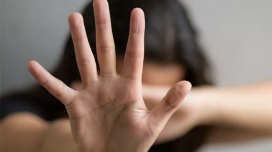 Requisitos incluem medida protetiva e renda familiar inferior a dois salários mínimos para acesso ao benefício - Foto: Reprodução