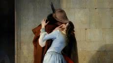 O Beijo, Francesco Hayez, 1859 – Intensidade romântica, despedida e risco atravessados pela história