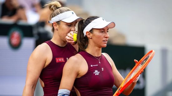 Com parciais de 6/4 e 7/5, a dupla supera Siegemund e Zvonareva, alcançando a melhor fase de Stefani em Grand Slams - Foto: Robert Prange/Getty Images