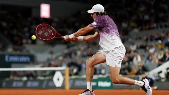João Fonseca, de 19 anos, é superado por Jakub Mensik em quartas de final - Foto: Matthew Stockman/Getty Images