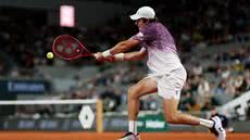 João Fonseca, de 19 anos, é superado por Jakub Mensik em quartas de final - Foto: Matthew Stockman/Getty Images