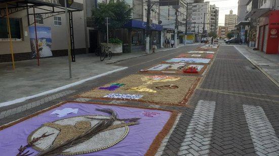 Procissões e tapetes de Corpus Christi mudam rotas de motoristas em Praia Grande