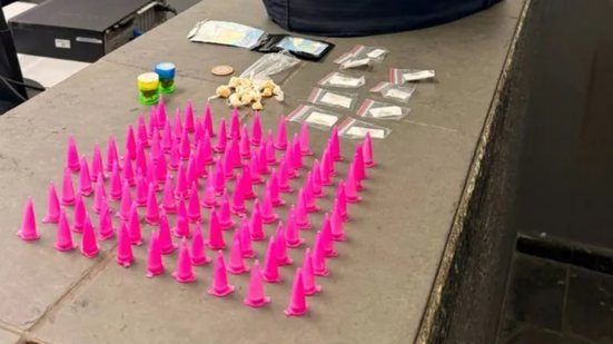 A operação resultou na apreensão de cocaína, crack e haxixe, além de uma quantia em dinheiro - Foto: Divulgação/ GCM