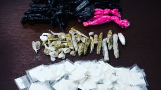 A operação resultou na apreensão de porções de entorpecentes prontas para venda e na prisão de um homem em Itanhaém - Foto: Divulgação/ 29° BPMI