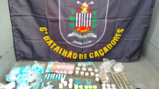 Criminoso foi levado ao 2º DP de Santos, onde teve prisão ratificada por tráfico de drogas e permanece à disposição da Justiça - Foto: Divulgação/ 6° BPMI