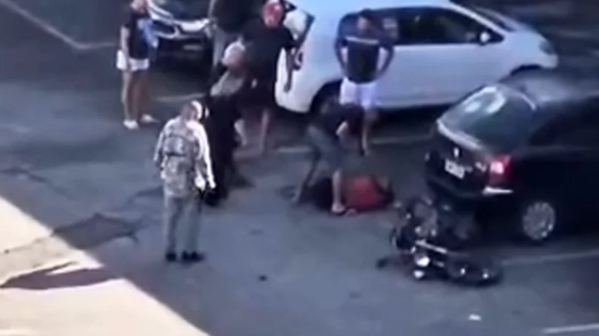 A abordagem agressiva dos criminosos levou o casal a entregar joias avaliadas em R$ 4 mil antes da intervenção policial - Foto: Reprodução