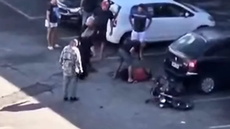 A abordagem agressiva dos criminosos levou o casal a entregar joias avaliadas em R$ 4 mil antes da intervenção policial - Foto: Reprodução