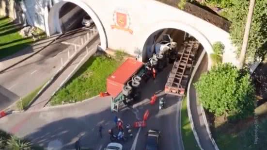 Motoristas precisaram utilizar rotas alternativas pelo Elevado Aristides Bastos e Amador Bueno - Imagem: Reprodução / Drone Ruff