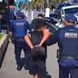 Jovens são cercados e apreendidos pela GCM após roubo a pedestre no bairro Enseada - Imagem: Reprodução