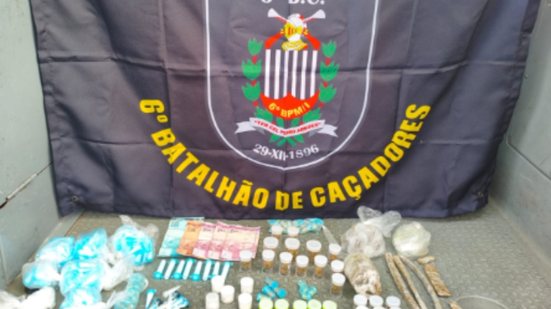 Policiais encontram dinheiro e entorpecentes com o homem, que confessa o crime durante a abordagem - Foto: Divulgação/ 6° BPMI