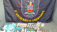 Policiais encontram dinheiro e entorpecentes com o homem, que confessa o crime durante a abordagem - Foto: Divulgação/ 6° BPMI