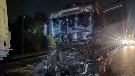 Engavetamento entre quatro carretas deixa motorista grave na Interligação Anchieta-Imigrantes - Imagem: Divulgação
