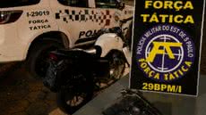 A operação da PM resultou na apreensão de um revólver e uma motocicleta com identificação adulterada - Foto: Divulgação/ 29° BPMI