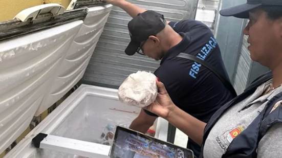 Além das padarias, a operação fiscalizou bebidas, tabaco e a procedência do gelo utilizado em alimentos e bebidas - Imagem: Divulgação / Prefeitura de Guarujá