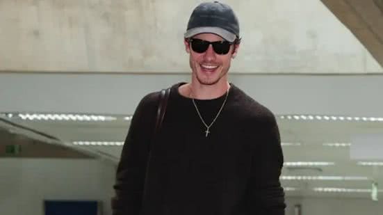 Shawn Mendes atende fãs em aeroporto após pousar no Rio de Janeiro - Imagem: Reprodução