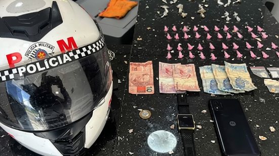 Durante a operação, foram encontradas porções de cocaína, maconha e crack, além de dinheiro e um celular utilizado para o tráfico - Foto: Divulgação/ 6° BPMI