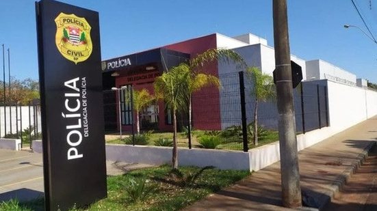 A acusada foi levada à delegacia e ficará à disposição do Judiciário após exames de corpo de delito - Foto: Reprodução