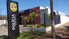 A acusada foi levada à delegacia e ficará à disposição do Judiciário após exames de corpo de delito - Foto: Reprodução