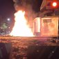 Moradores atearam fogo nos trilhos em protesto contra obras que afetam a mobilidade e segurança na região - Foto: Reprodução
