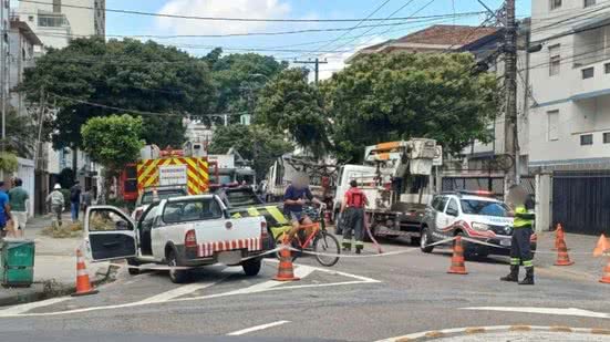 Perfuração acidental de solo gera alerta de segurança e isolamento de rua em Santos - Imagem: Divulgação