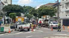 Perfuração acidental de solo gera alerta de segurança e isolamento de rua em Santos - Imagem: Divulgação
