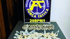 Confissão dos traficantes e apreensão de drogas resultam em prisão e encaminhamento ao Distrito Policial Central de Itanhaém - Foto: Divulgação/ 29° BPMI