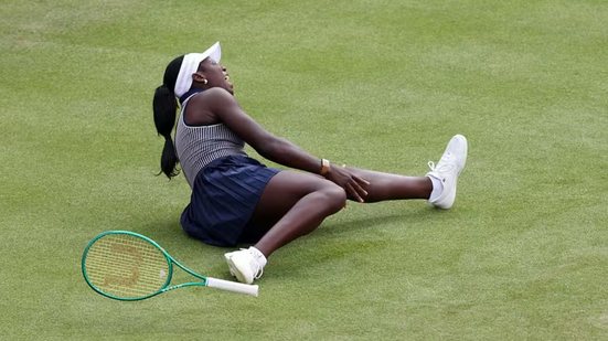 Mboko escorregou na grama na véspera e oficializou o corte horas antes das quartas de final - Foto: Paul Harding / Getty Images
