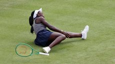 Mboko escorregou na grama na véspera e oficializou o corte horas antes das quartas de final - Foto: Paul Harding / Getty Images