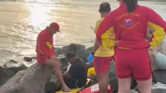 Operação do GBMar retira homem que ficou preso em fresta no Emissário Submarino - Imagem: Divulgação