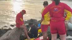 Operação do GBMar retira homem que ficou preso em fresta no Emissário Submarino - Imagem: Divulgação