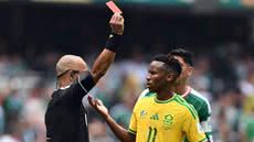 Wilton Pereira Sampaio tenta falar em inglês no alto-falante e gera cena inusitada - Foto: Yuri Cortez / AFP