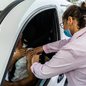 Com a estratégia de drive-thru, moradores podem se vacinar sem sair do carro, reduzindo filas e tempo de espera nos postos - Foto: Divulgação/ Prefeitura de Bertioga
