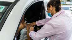 Com a estratégia de drive-thru, moradores podem se vacinar sem sair do carro, reduzindo filas e tempo de espera nos postos - Foto: Divulgação/ Prefeitura de Bertioga